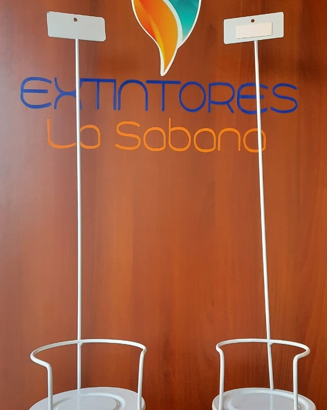 Soporte pedestal para extintores - Seguridad y fácil acceso en caso de emergencia - EXTINTORES LA SABANA SAS