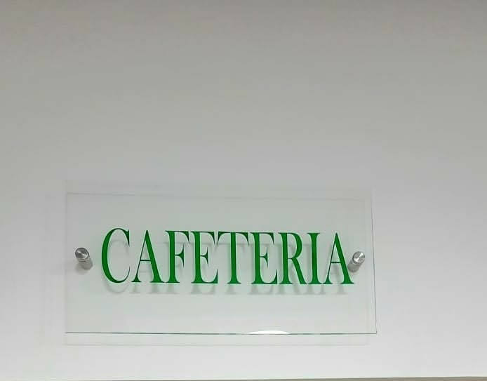 Señalización de cafetería - Identificación clara de áreas de descanso y alimentación - EXTINTORES LA SABANA SAS