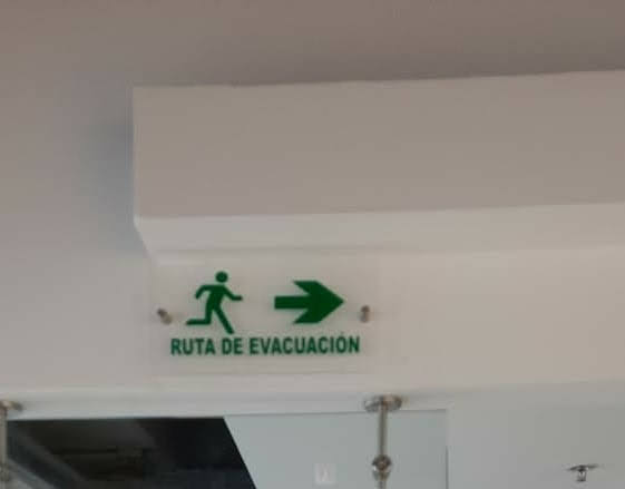 Señalización de ruta de evacuación - Guía clara para salidas seguras en emergencias - EXTINTORES LA SABANA SAS