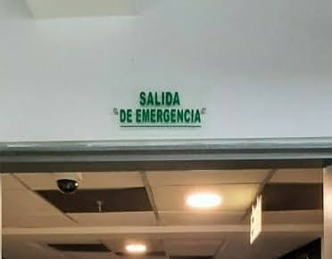 Señalización de salida de emergencia fotoluminiscente - Seguridad en situaciones de evacuación - EXTINTORES LA SABANA SAS