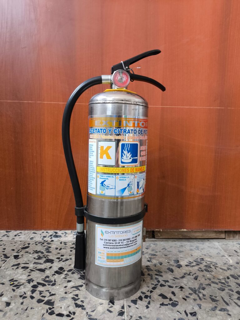 Extintor tipo K - Extinción de fuegos por aceites y grasas - EXTINTORES LA SABANA SAS