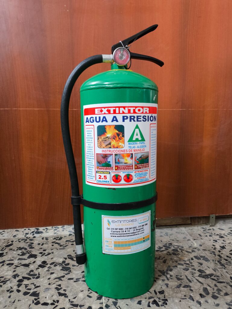 Extintor de agua presurizada - Extinción de incendios clase A - EXTINTORES LA SABANA SAS